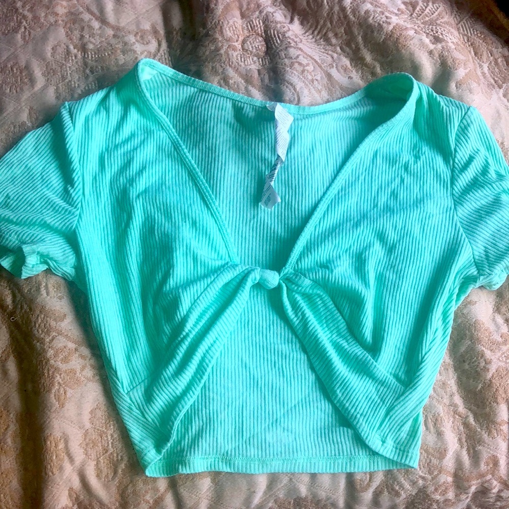 This is a cute mini crop top it’s real and teal and it’s so freakin cute!!